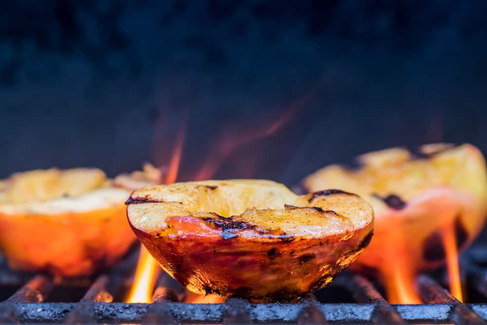 Grilled caramelized canned peaches are super delicious.